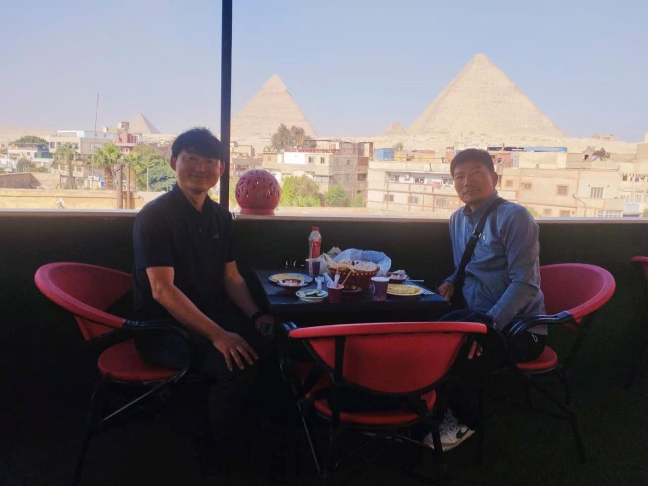 Magic Golden Pyramids View Hotel Kafrat al Jabal Bagian luar foto