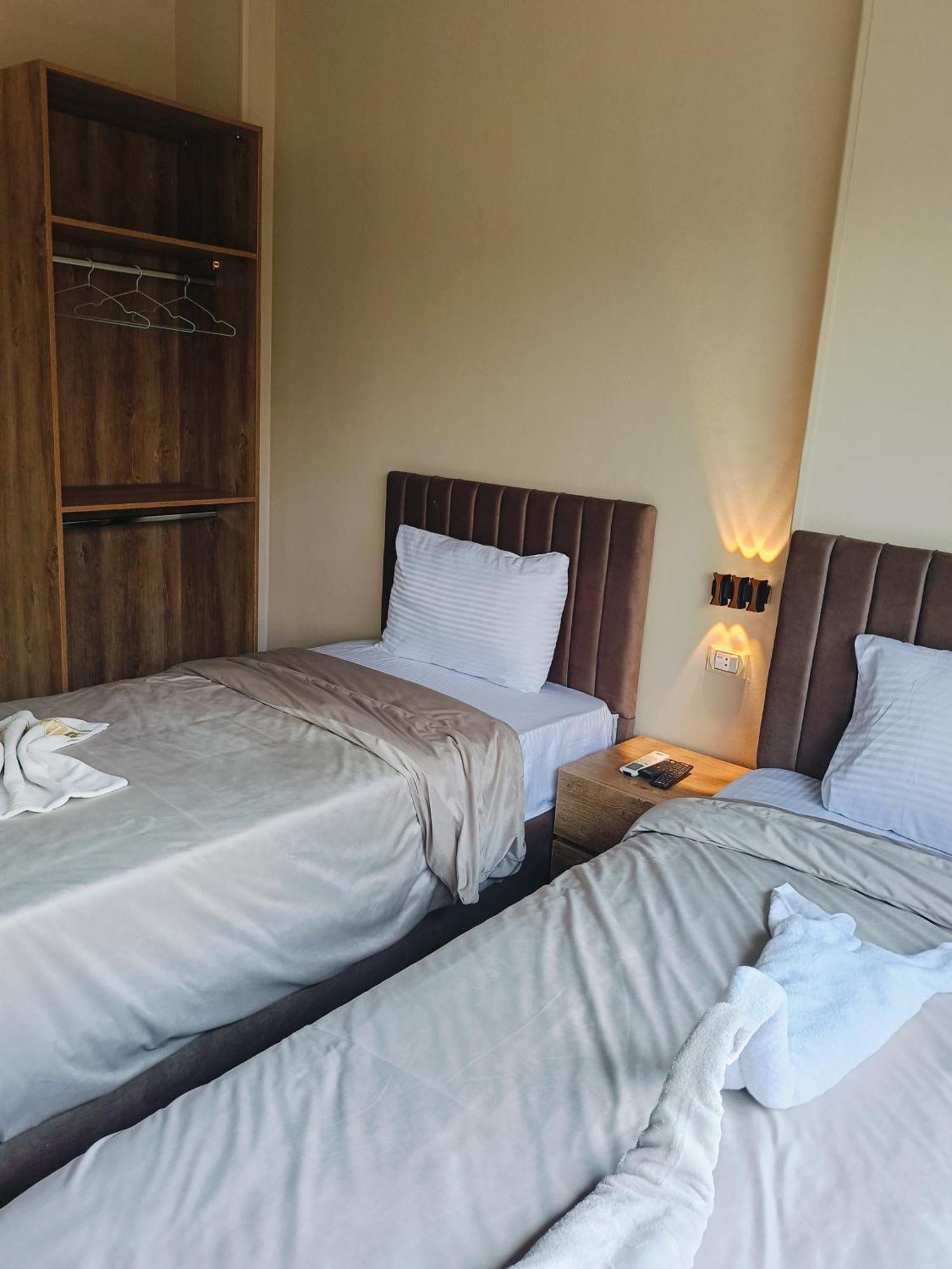 Magic Golden Pyramids View Hotel Kafrat al Jabal Bagian luar foto
